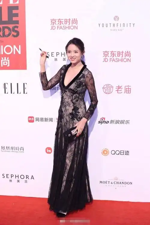 张梓琳人鱼装露出排骨胸,一字锁骨魅力挡不住!