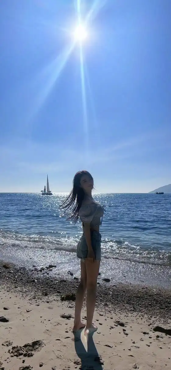 张馨予海边随拍唯美写真照壁纸图片