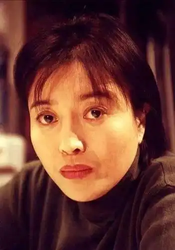 偏心的丁嘉丽为儿子入学下跪求人和女儿15年只见过两面