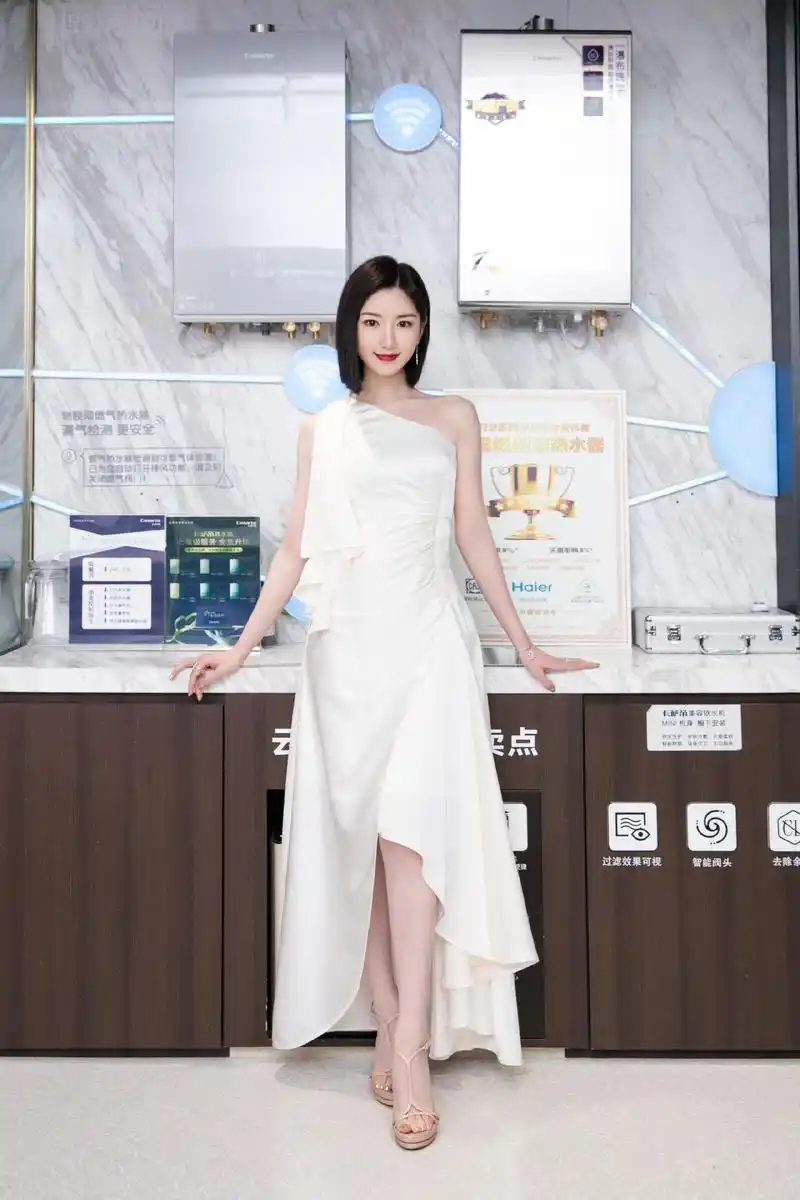 毛晓彤"小公主"气质范十足,穿黄色抹胸连衣裙简约大气,真漂亮