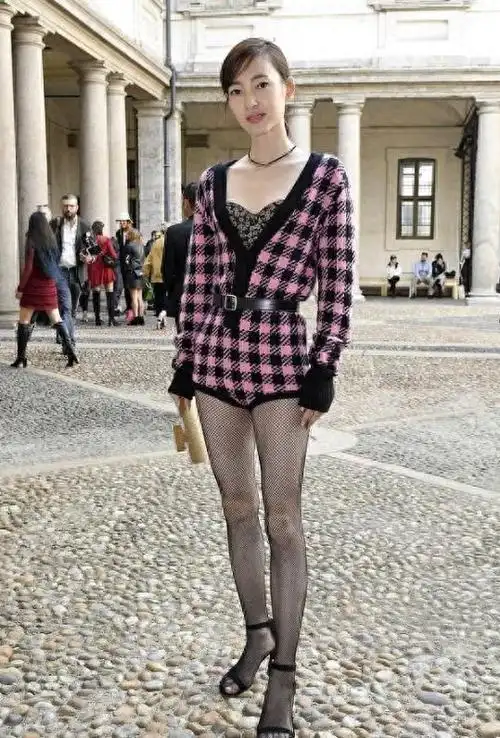 王丽坤到了国外真敢穿格纹连体短裤配渔网丝袜腿粗一点都不行