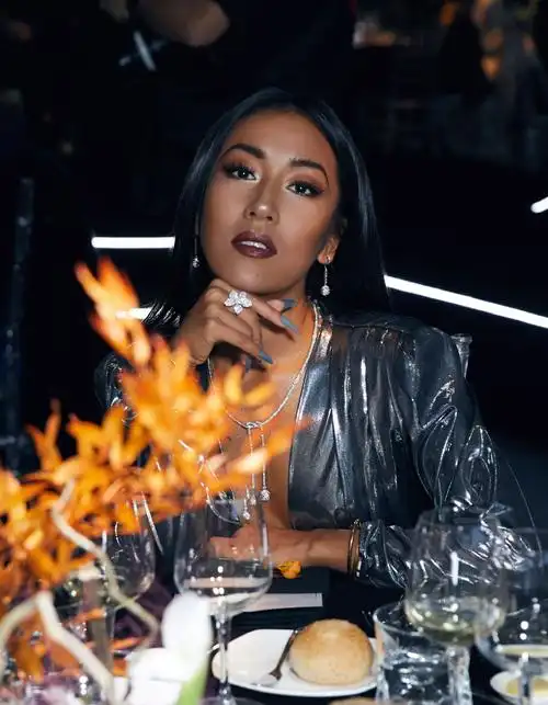 吉克隽逸镭射连衣裙魅力性感图片