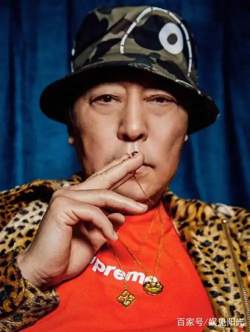 倪大红杂志图片曝光,大金链子小豹纹,网友:苏大强你变了!