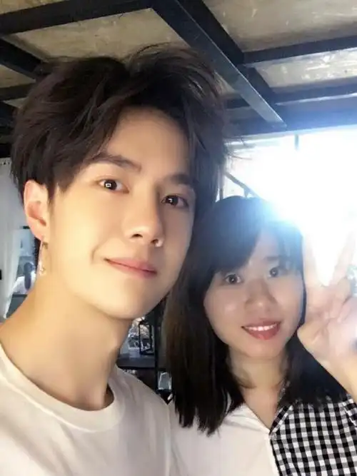 王一博早期与素人合照##王一博夹棒棒糖棍旧照