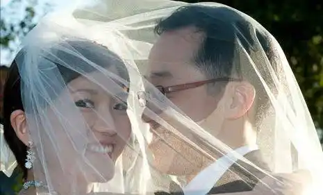 两人爱情长跑了十年,在2010年结婚,当男友拿出戒指,蔡淳佳说:你早就套