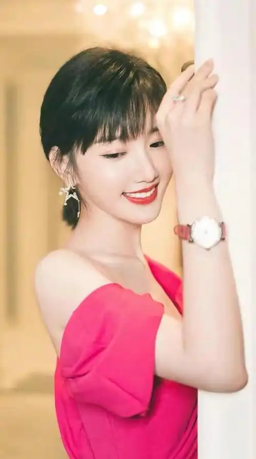 毛晓彤活力少女雪肤娇嫩