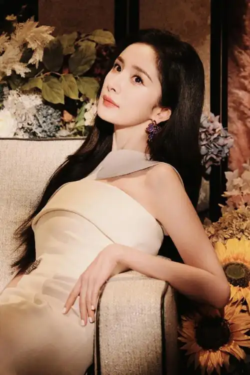 杨幂开叉披风白裙#杨幂 最新活动造型,纯白斜肩开衩披风礼服高级又