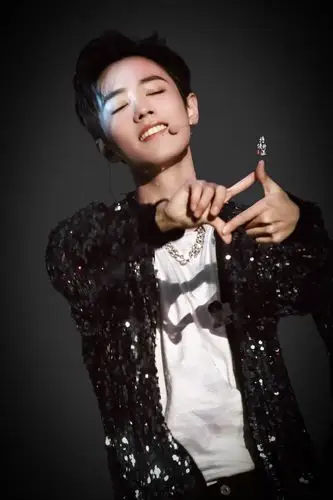 头微仰微歪,眼微合…我没了来接受肖.歪头杀.