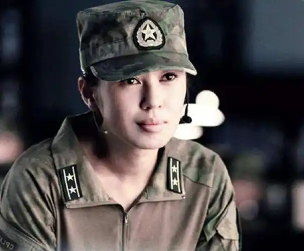 余男曾经在一部电影里扮演特警部队队长,穿上军装的那股气势当真是第