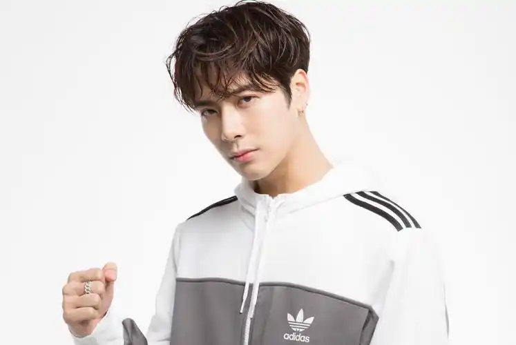 王嘉尔八字命局解析:得天独厚的素质 自强不息的毅力 前途无量