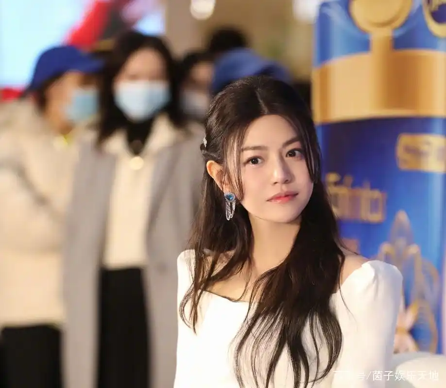 陈妍希穿得像白雪公主,宝蓝色耳环实力吸睛