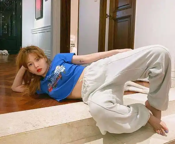 原创金泫雅深夜晒照不忘摆pose嘴唇惨白吓到粉丝难道是生病了