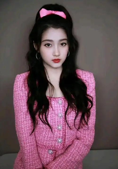 关晓彤一身粉色幸福得冒泡泡,果然恋爱中的少女就是不一样