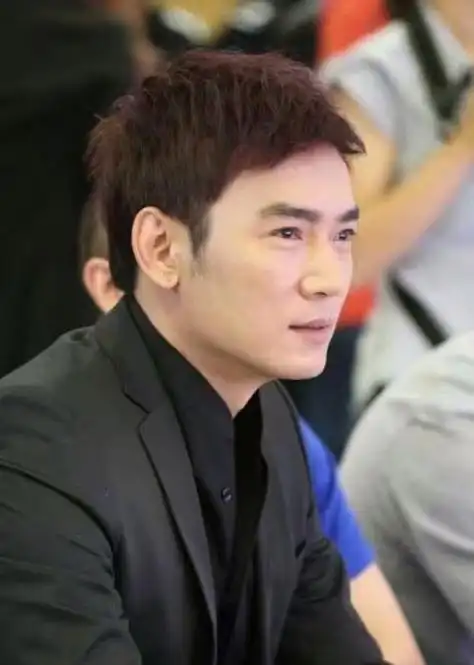 5月1日劳动节,55岁古装男神焦恩俊还在劳动,他现身某家具的销售现场