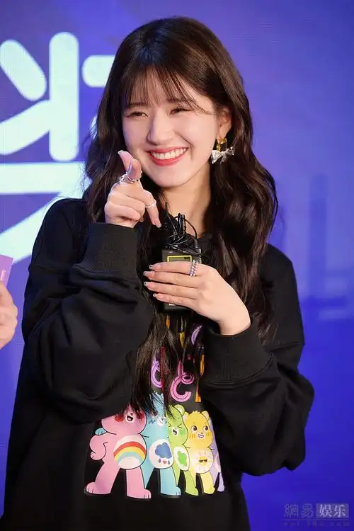 元气少女赵露思留齐刘海卖萌甜度爆表