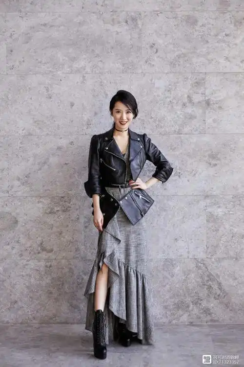 34岁李念强势回归!丝绒西装配"恨天高"摆拍,扎起头发霸道极了