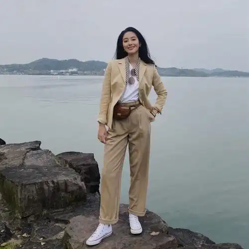 杨采钰婚后穿搭更大胆穿衬衫竟然只系两个扣富商老公不吃醋