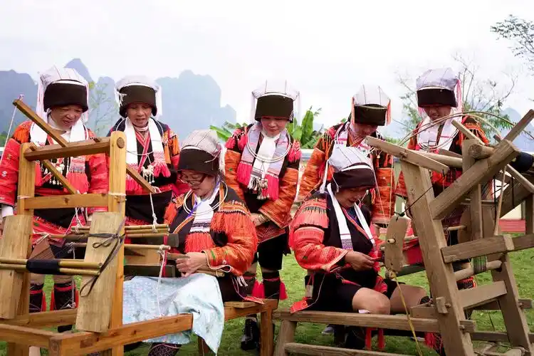 广西金秀:花蓝瑶文化旅游节引游客