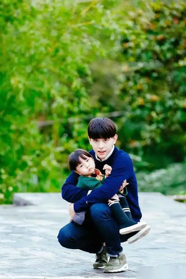 邓伦以后一定是个女儿控,他的腿就是小山竹的板凳,这个男孩子实在太暖