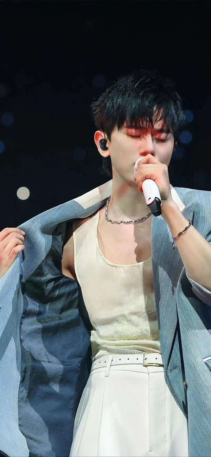 张杰壁纸大放送.我有一整个宇宙想讲给你听,可是一张嘴,却吐不 - 抖音