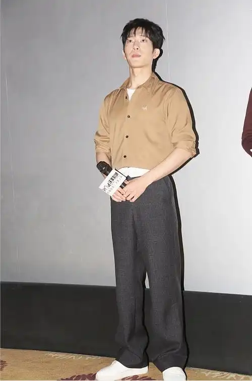 1米83的井柏然也不矮了,可穿衬衫还要"短一截",更显腿长了