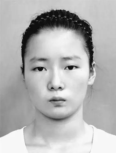 从6岁起,黄凤就承担起照顾全身瘫痪的父亲和双目几近失明的奶奶的