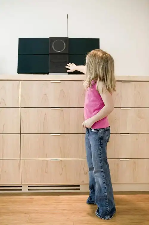 西方人,儿童,一个人,站,竖图,室内,白天,侧面,陶醉,快乐,纯洁,柜子