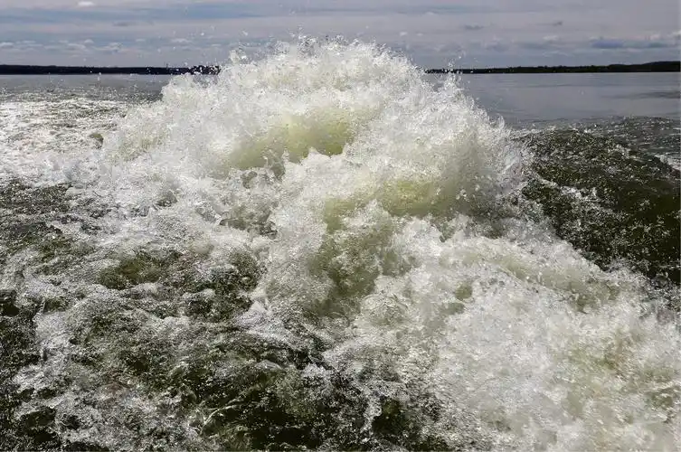 游艇泛起美丽的浪花