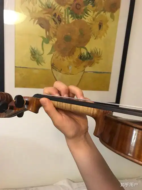 小提琴一把位一弦一指手型什么样食指指根要贴紧琴颈吗手掌心要面向
