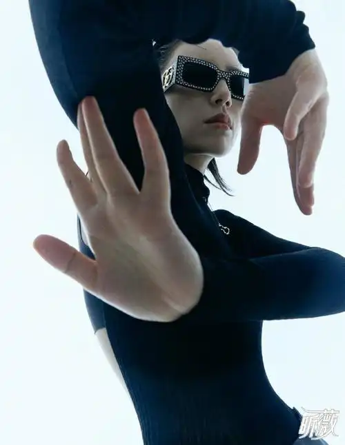 昕薇十月刊封面人物李斯丹妮##李斯丹妮未来感先锋妆容