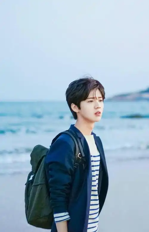 34岁鹿晗带货引热议,脸肿成"老姐姐",网友:撞脸65岁刘雪华