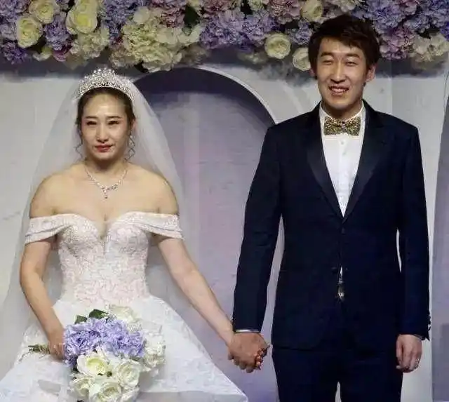 国乒4火哥太幽默!和丁宁闺蜜结婚变"气管炎",比赛也听老婆的