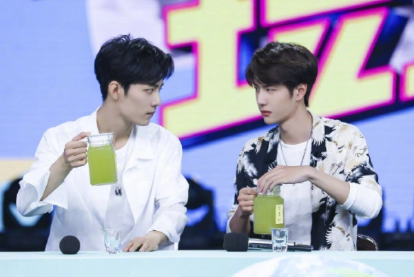 肖战摸王一博喉结动作亲密靠借位官方发糖没下限