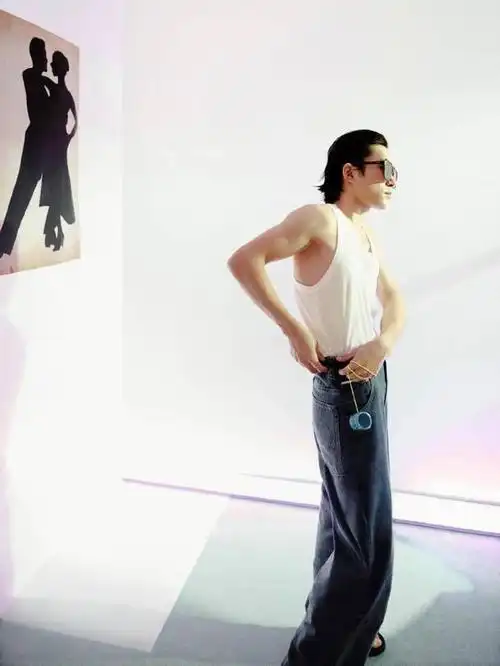 易烊千玺新专复古造型大片释出 肌肉线条帅气有型