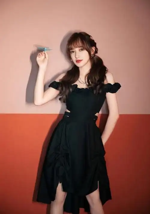 比如裹身性十分强的裙子,还有裙摆特别长的款式,都不适合穿在程潇这样