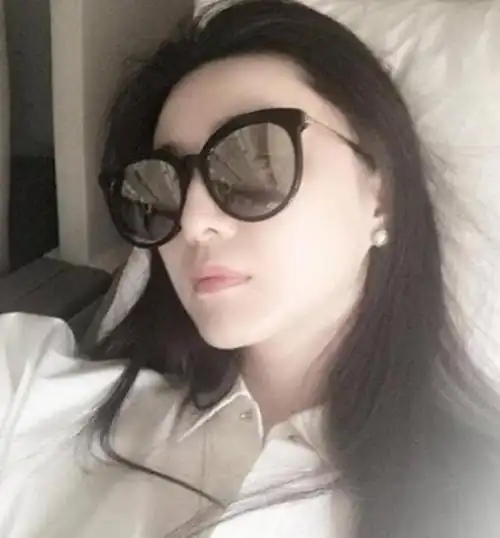 盘点女星睡觉迪丽热巴睁着眼杨颖张着嘴被刘亦菲的姿势震撼