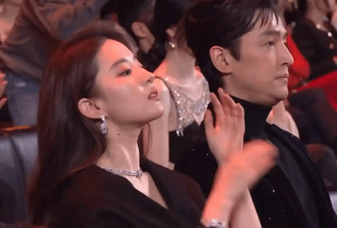 胡歌刘亦菲,在今晚的微博之夜同框了,杨幂,刘诗诗,唐嫣也来了,这是