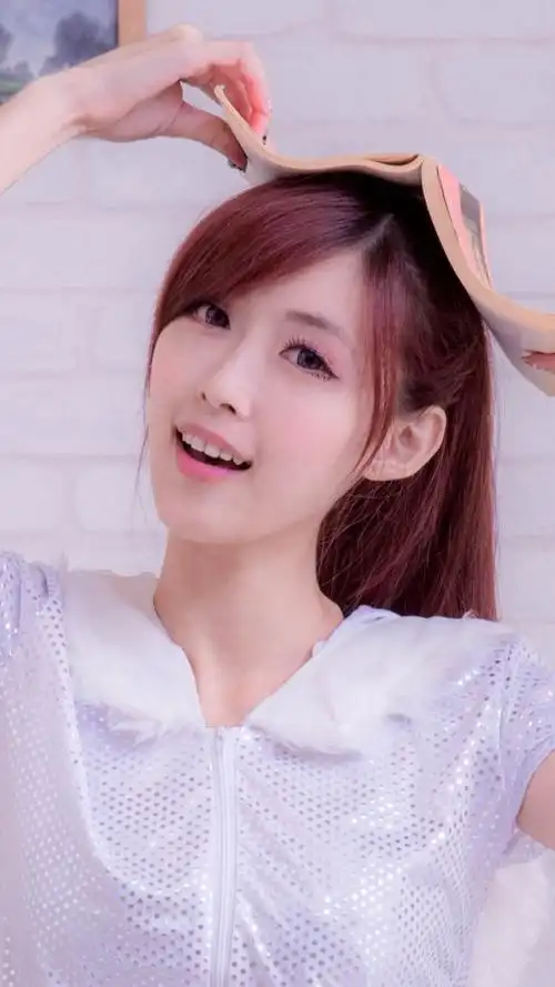 清纯卖萌的女生迷人笑容手机壁纸
