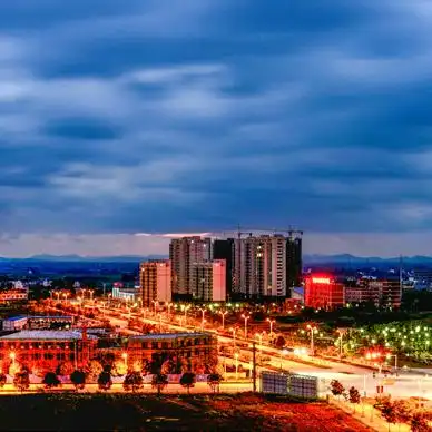 到了晚上,和县夜景五光十色,让人不禁感叹这个闲情逸致的县城也有别样