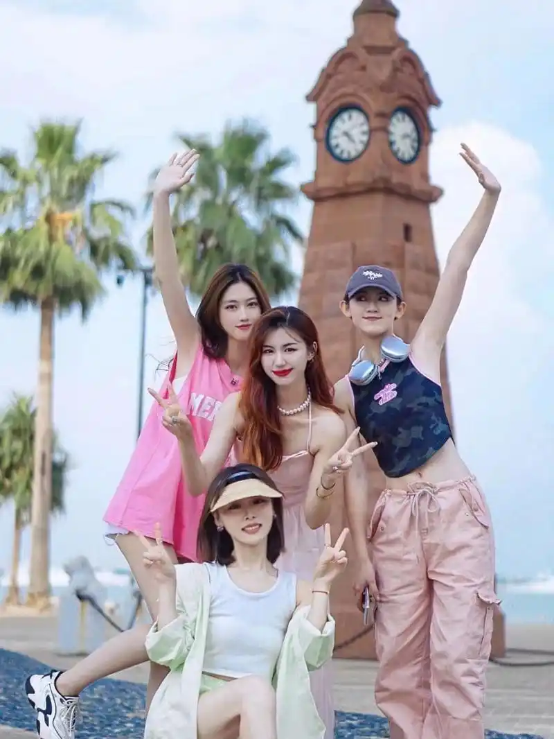 每次和闺蜜出门拍照,都会提前沟通好衣服,造型,色系或者同材质,这样