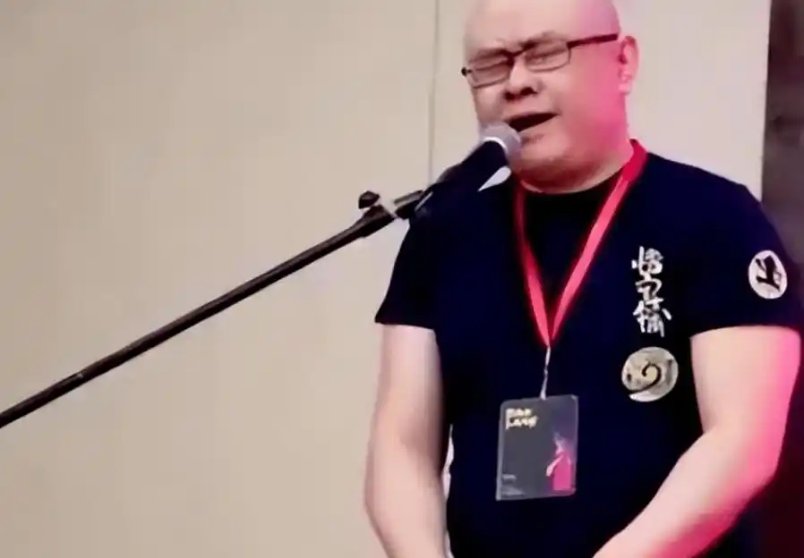 退圈12年后,51岁刀郎现状发福油腻,网友评论:撞脸范伟