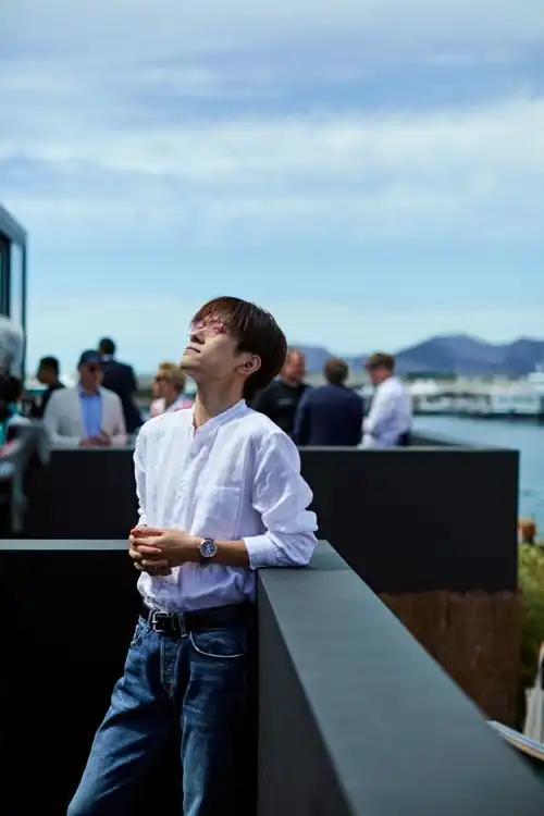 组图:易烊千玺戛纳慵懒随拍 白衬衫眼镜造型帅气十足