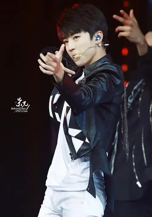 王俊凯戴麦唱跳的帅炸瞬间合集,这样的画面什么时候能再看一次