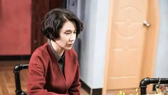 《陪读妈妈》中,郝洋饰演的陈莉莉性格传统,标准的"中国式妈妈",与