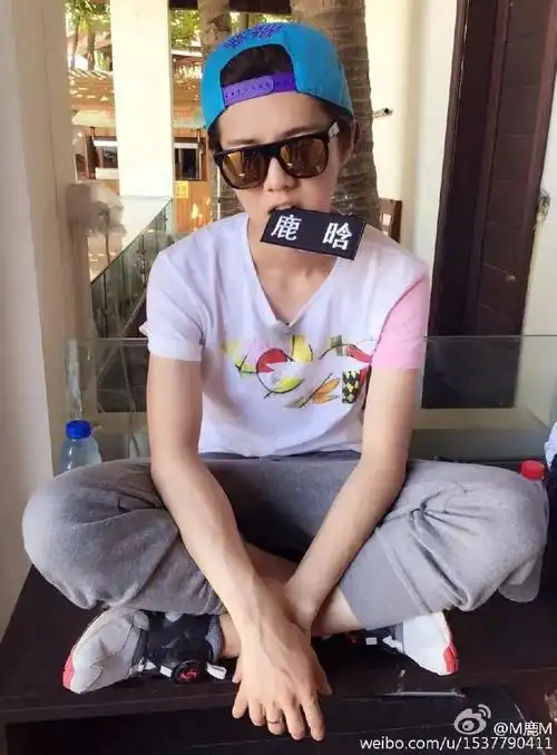 鹿晗连续9年为邓超庆生画风幽默风趣展示父子情深