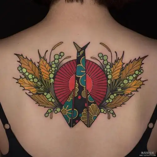 后背彩色纸鹤叶子纹身图案