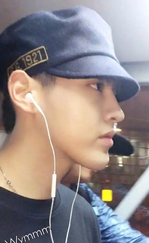 有许多网友都说吴亦凡素颜十分好看!你们觉得呢?