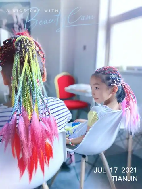 昨天妹妹过来编了脏辫后,回家姐姐也按耐不住了,今天又让爸爸带着来编