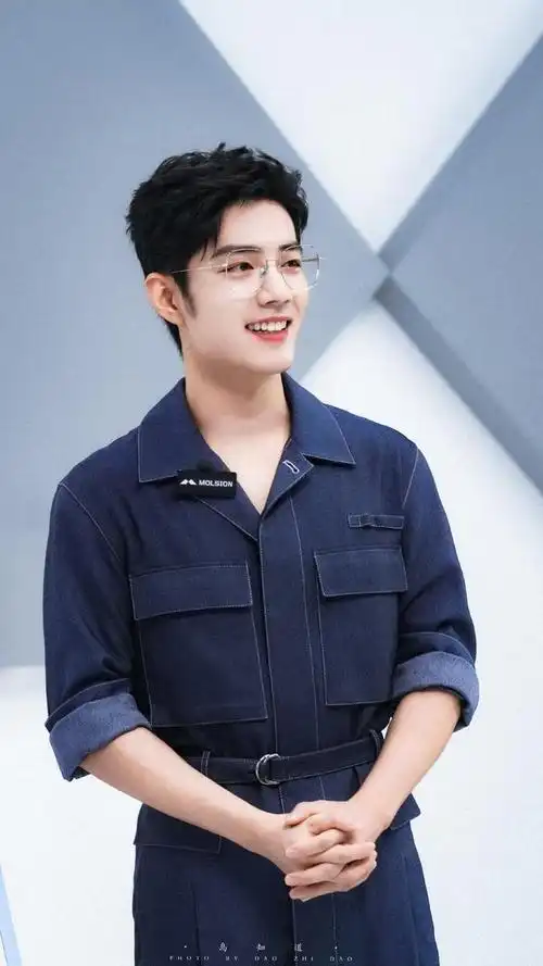 来感受一下直播镜头下的肖战的笑容壁纸小合集.