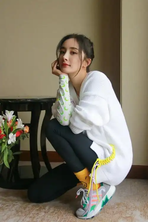 看带货女王的街拍,get√杨幂少女系穿搭!